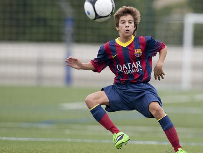 Mãn nhãn với kỹ thuật điêu luyện của sao nhí 15 tuổi Barca