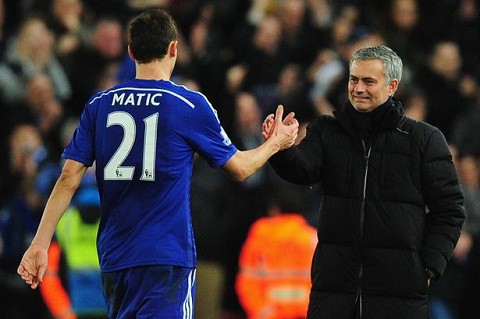 "Man Utd gạ Chelsea đổi Matic lấy Darmian; Dani Alves sẽ tới Turin vào thứ Hai"