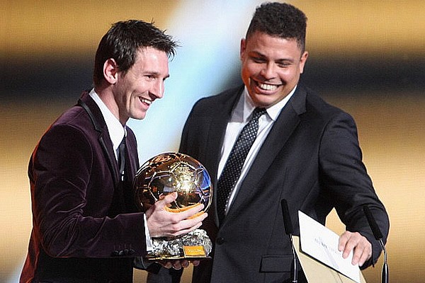 Ronaldo b&eacute;o n&oacute;i Messi l&agrave; ''Người ngo&agrave;i h&agrave;nh tinh''.