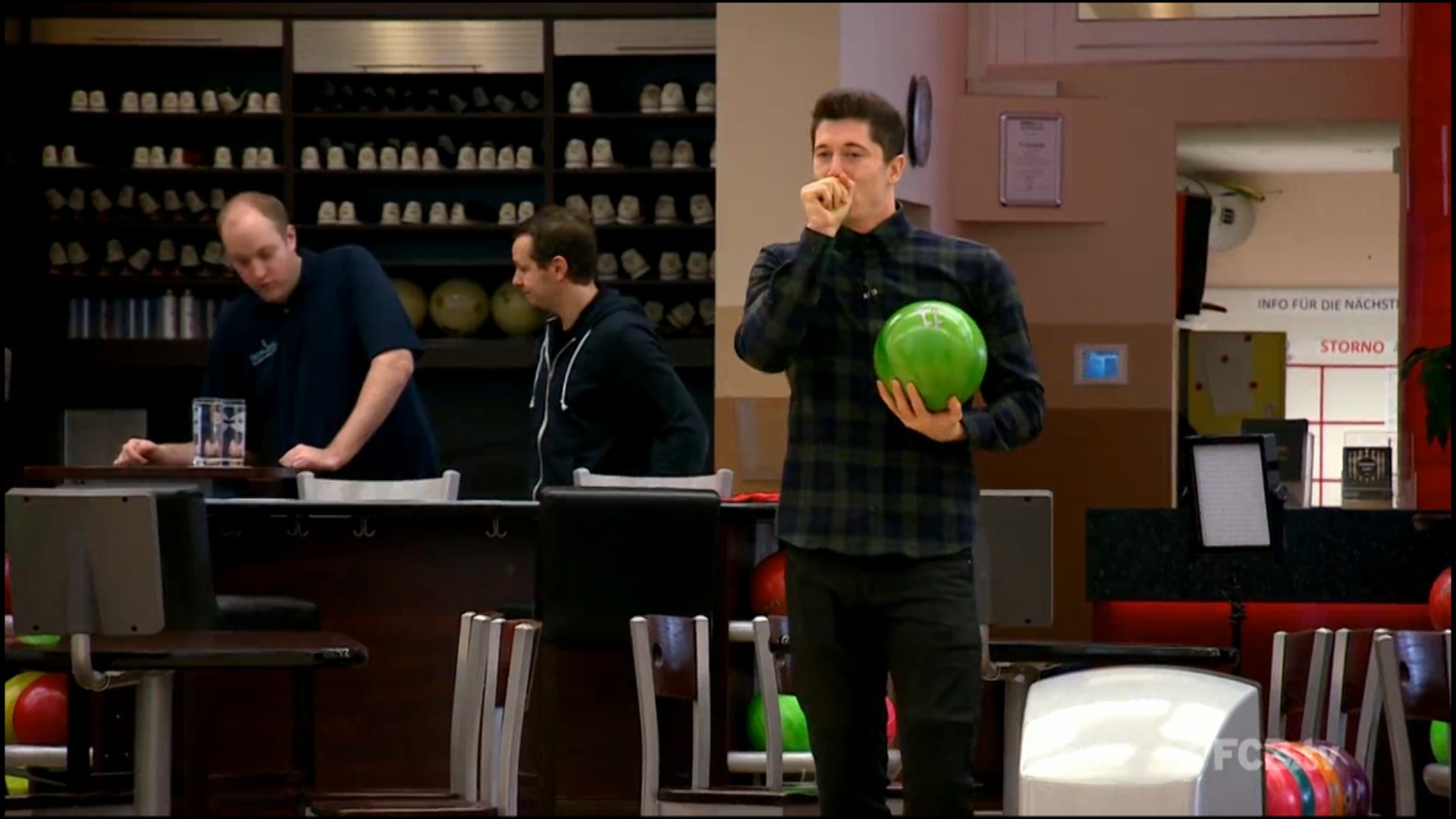 Muôn kiểu chơi bowling của Robert Lewandowski