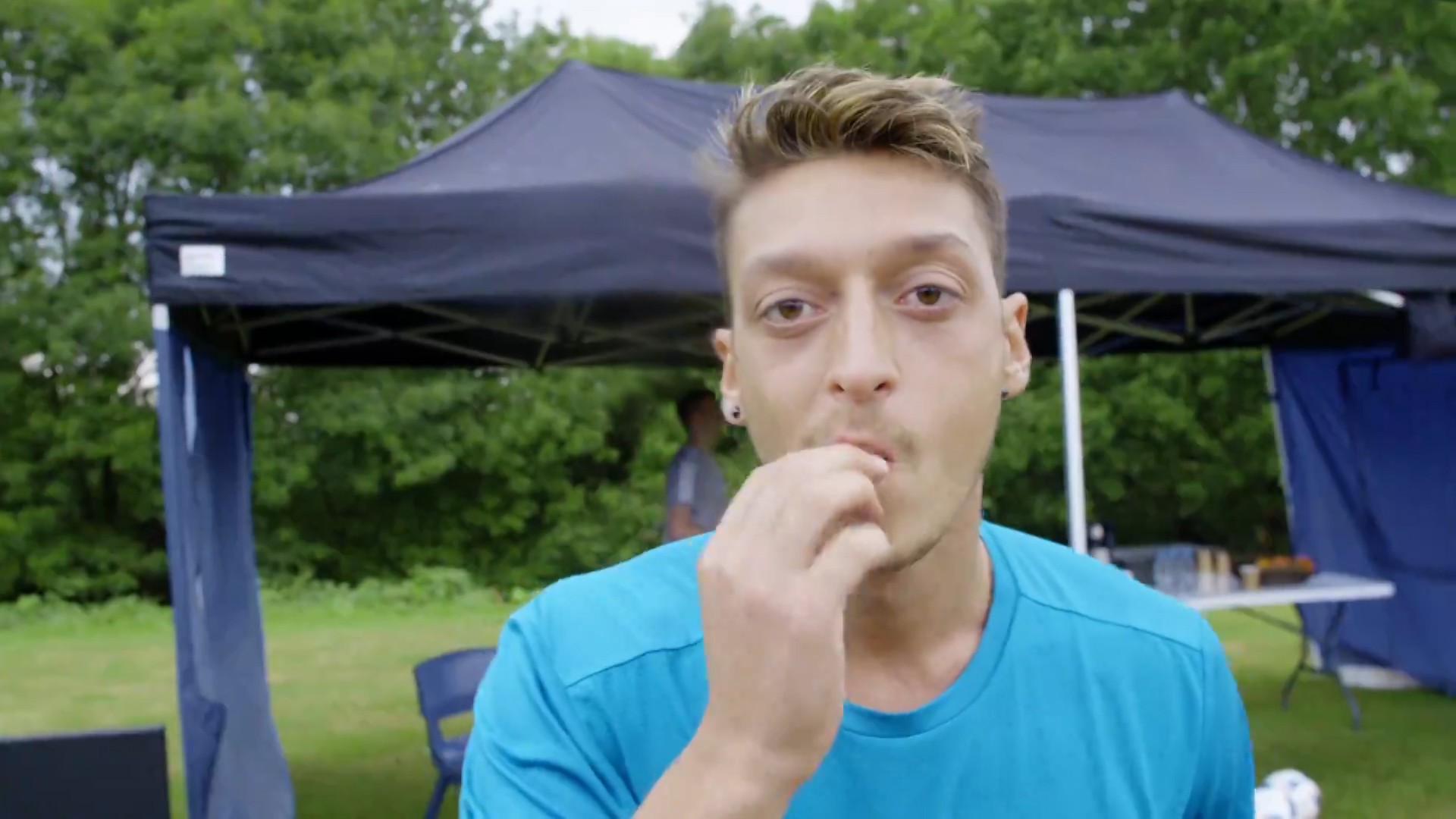 Ozil tâng kẹo cao su cực ngầu