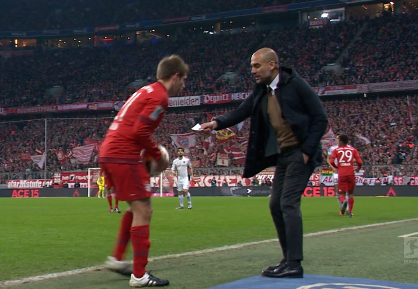 Pep trao "thư tay" cho Philipp Lahm ngay trên sân cỏ