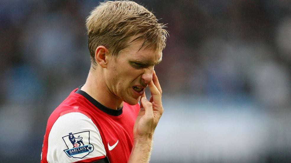 Per Mertesacker hỉ mũi rồi ... bôi vào trẻ em?