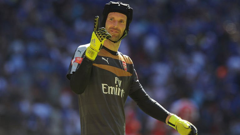 Petr Cech “dở khóc dở cười” vì sự cố hy hữu