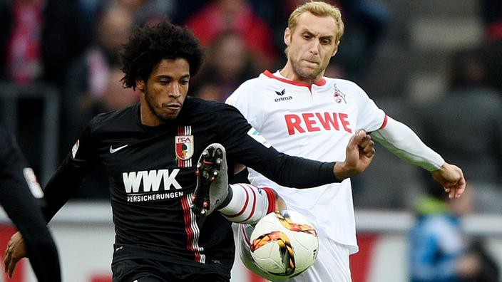 Tình huống 'phá' penalty tinh quái của thủ môn Augsburg - Marwin Hitz