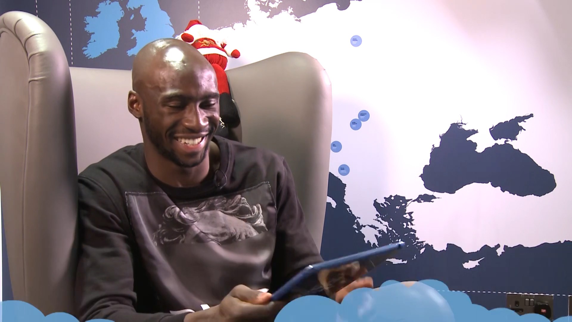 Phản ứng của sao Man City khi bị fan "sỉ nhục"