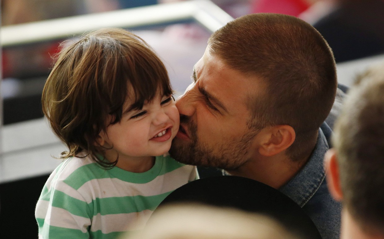 Pique cùng con trai chơi vài set tennis