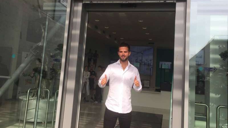 Pjanic hoàn thành kiểm tra y tế tại Turin