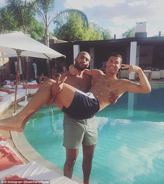 CR7 mua nh&agrave; tặng Badr Hari.