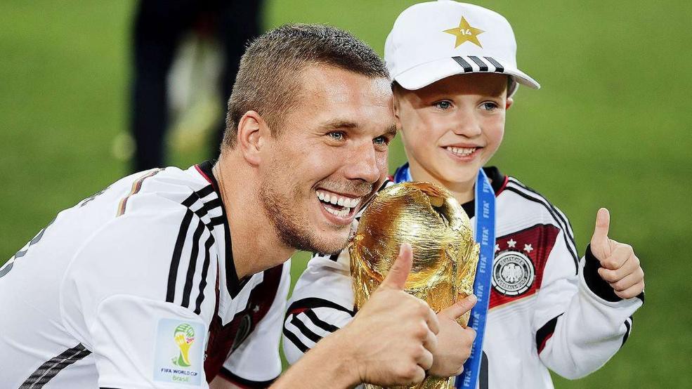 Podolski lại lên chức bố đúng dịp EURO
