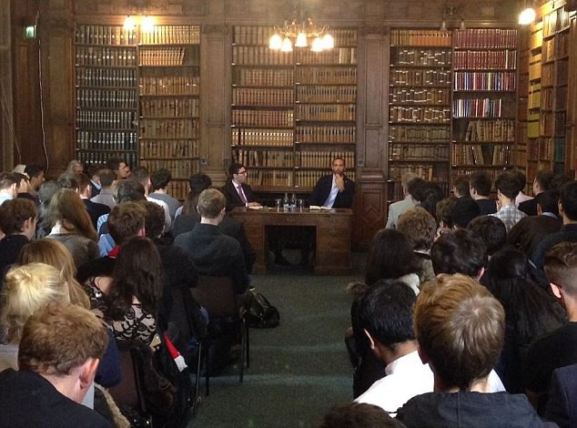 Rio Ferdinand diễn thuyết ở Đại học Oxford