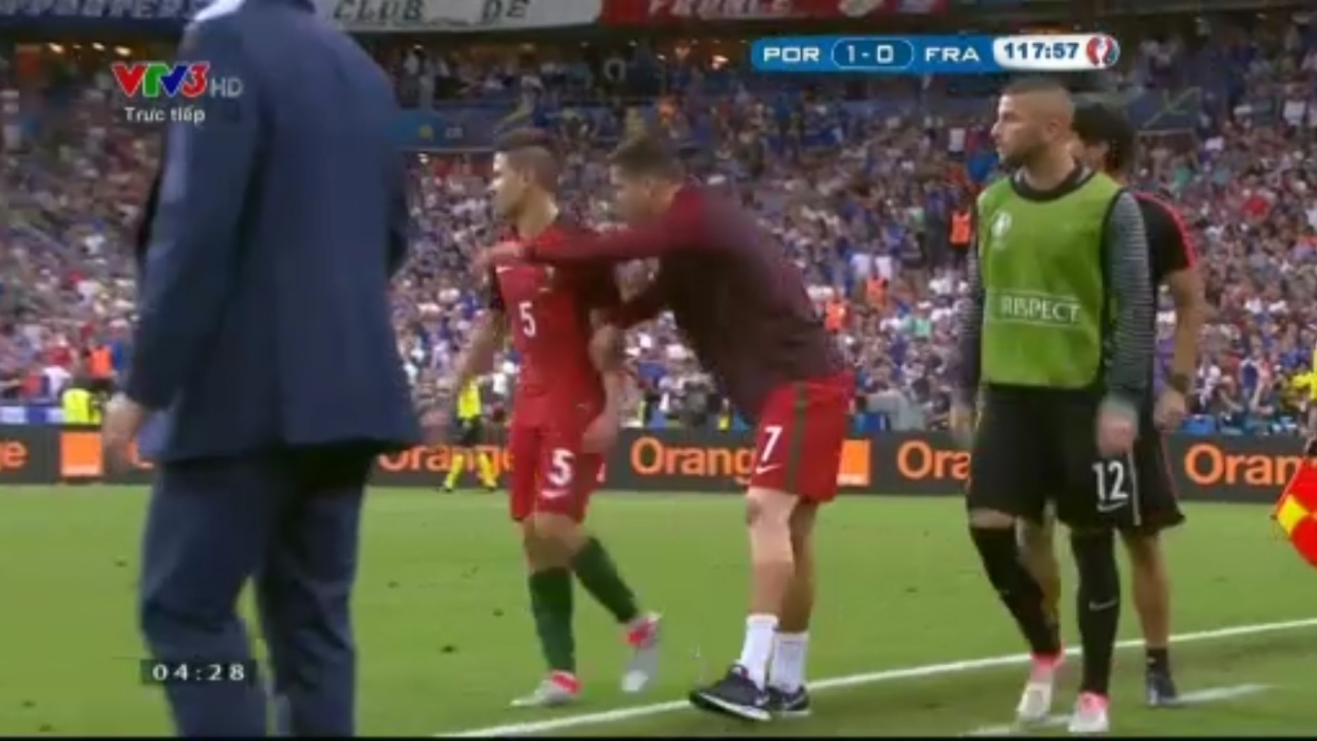 Ronaldo chỉ đạo đồng đội không khác gì HLV