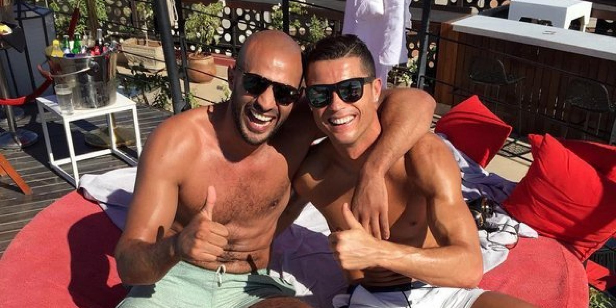 Ronaldo đến Morocco thân mật với “giai”, lén lút với gái đẹp