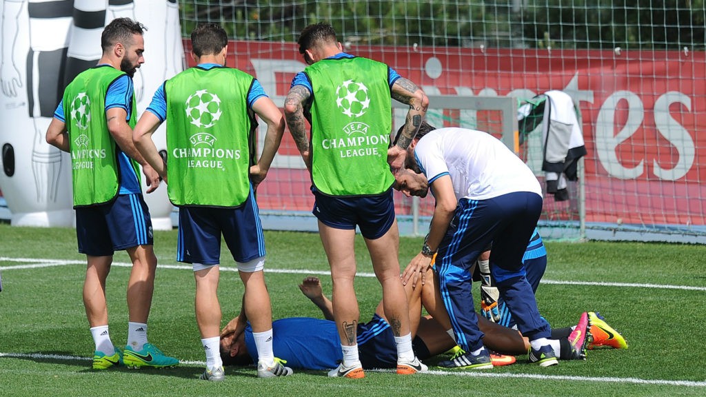 Ronaldo gây hốt hoảng khi dính chấn thương trên sân tập