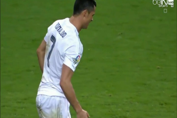Ronaldo nhăn nhó vì chấn thương gân kheo