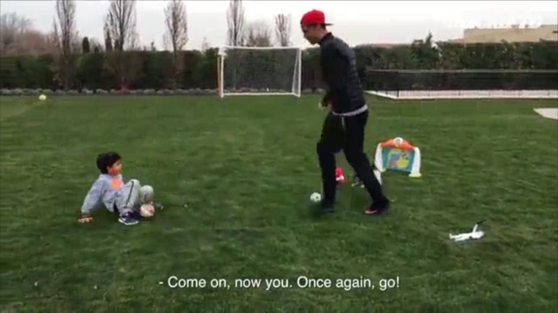 Ronaldo trổ tài sút phạt với con trai