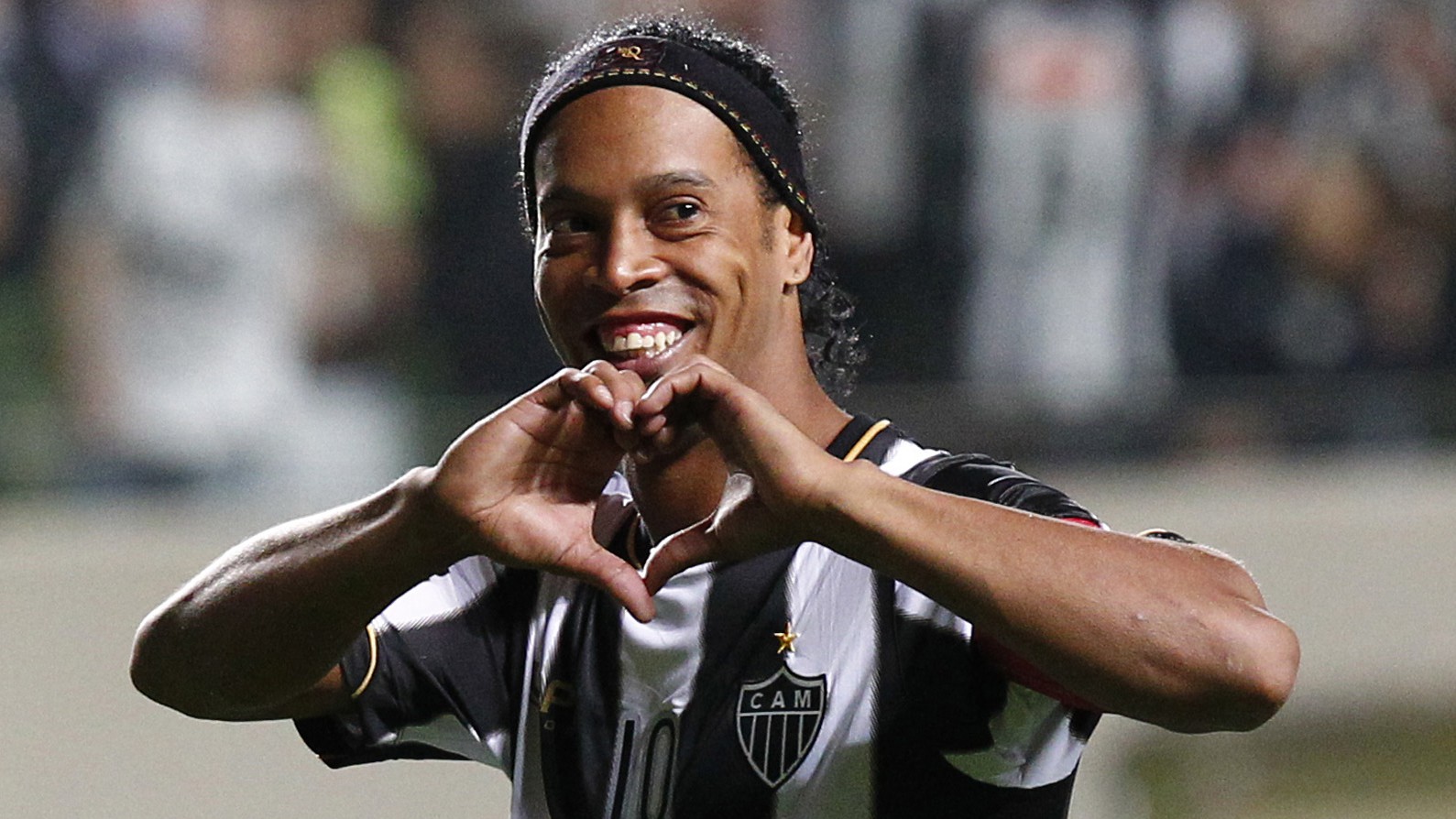 Sara Tommasi chiêu mộ tình cũ Ronaldinho