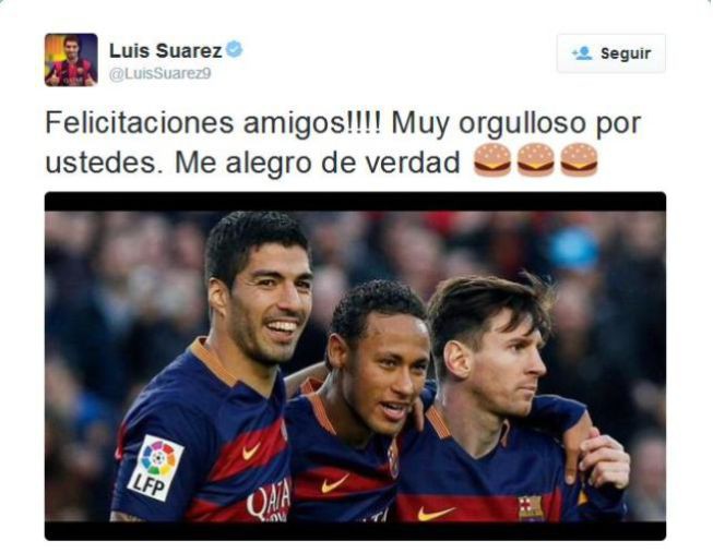 Suarez chúc mừng Messi và Neymar