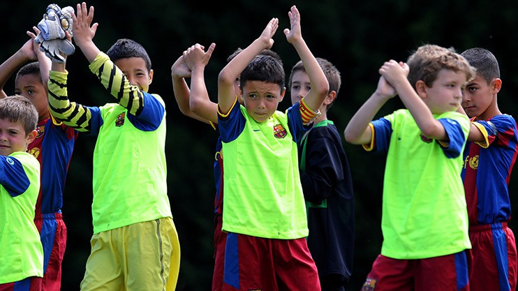 U.12 Barcelona bị cấm chụp ảnh cùng huyền thoại Real Madrid