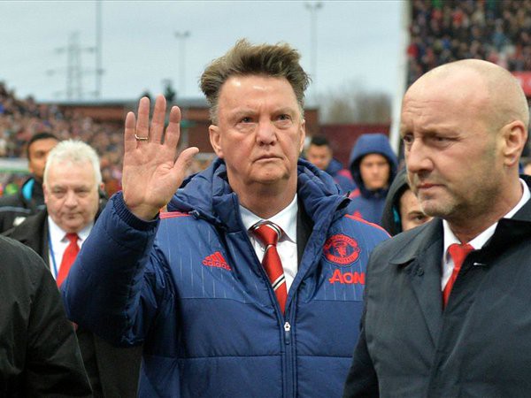 VIDEO: Van Gaal vẫy tay tạm biệt CĐV lần cuối?