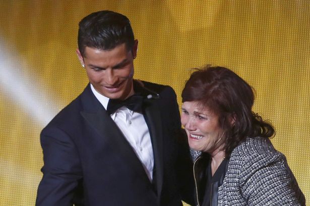 Vì mẹ, Ronaldo sẽ về Man Utd?