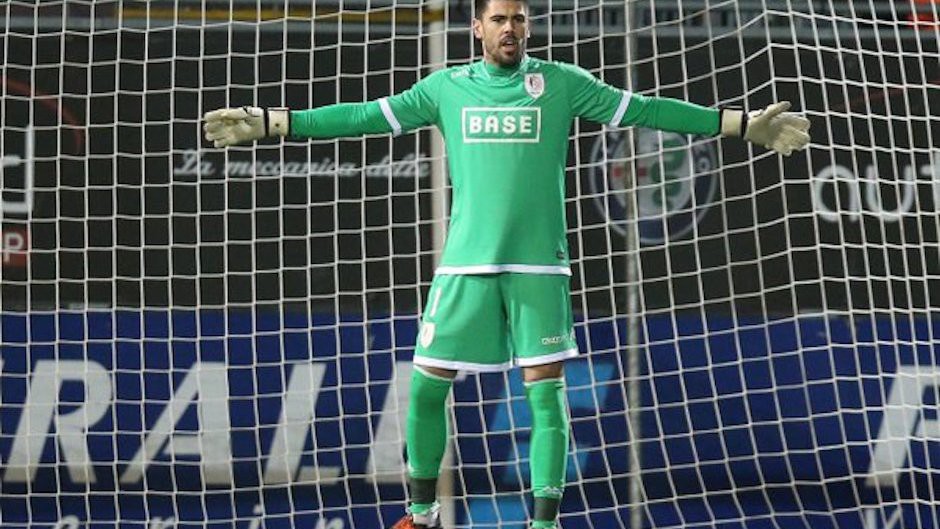 Victor Valdes lẻ loi một mình ra sân tập