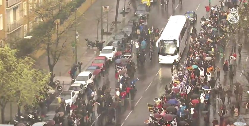 Video: CĐV đội mưa đón các cầu thủ Real Madrid tại Bernabeu