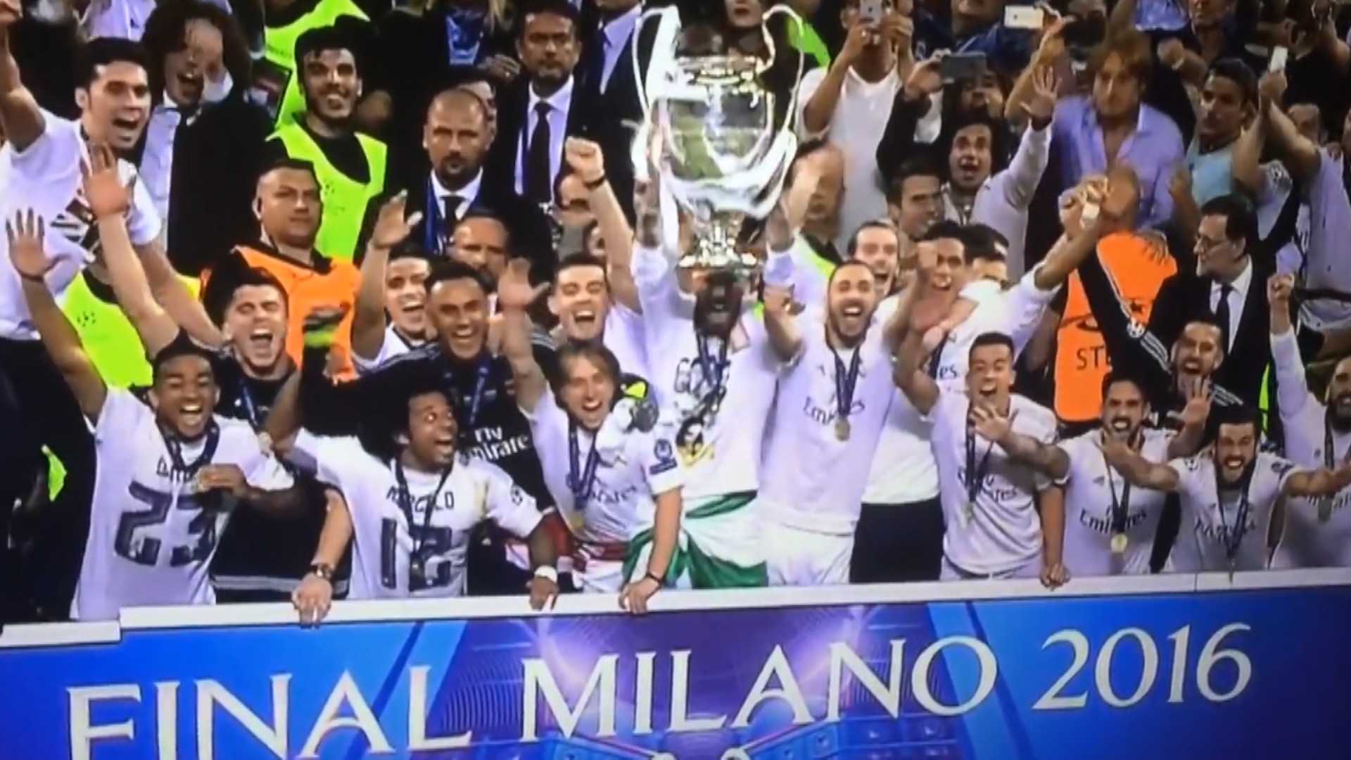 Video: Khoảnh khắc Real Madrid nâng cao Cúp Champions League