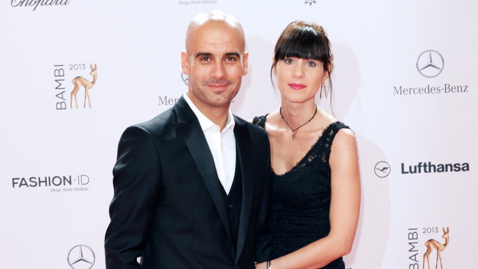 Đằng sau thành công của Pep Guardiola: "Của chồng công vợ"