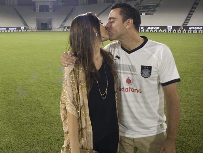 Vợ chồng Xavi Hernandez đón con gái đầu lòng