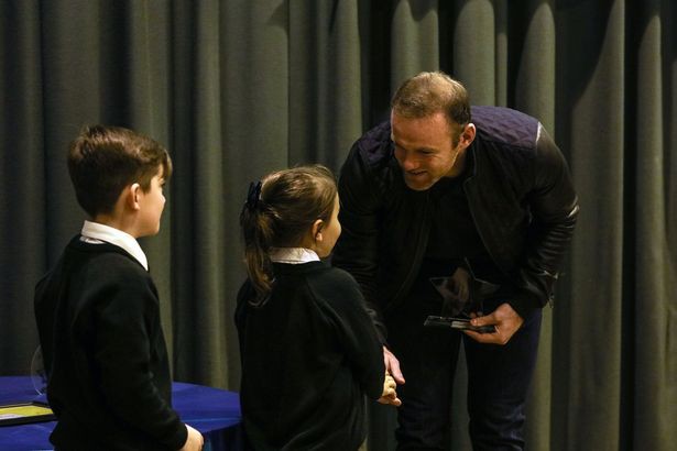 Wayne Rooney hủy tiệc giáng sinh, đi làm từ thiện