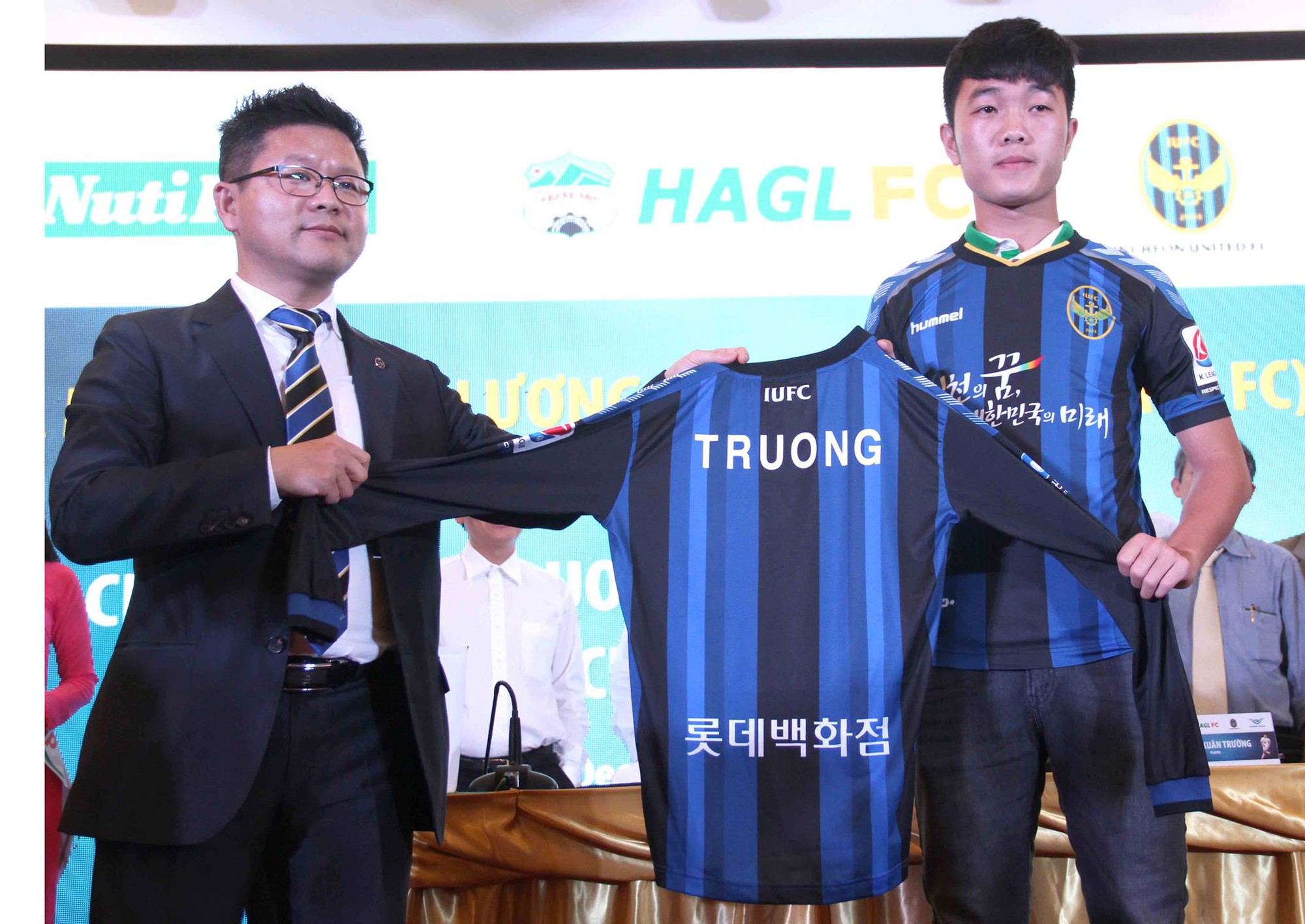 Xuân Trường chính thức nhận áo đấu CLB Incheon