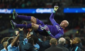 Yaya Toure tung clip ăn mừng trong phòng thay đồ