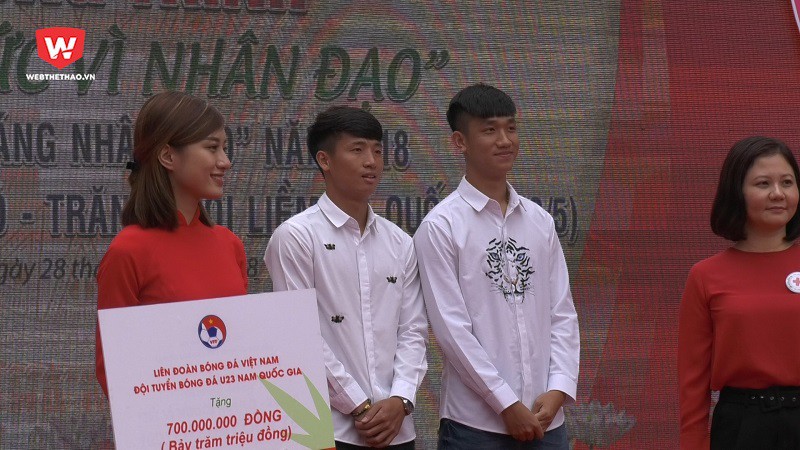 Video: Tiến Dũng, Trọng Đại đội mưa chia sẻ khó khăn tại Hồ Gươm