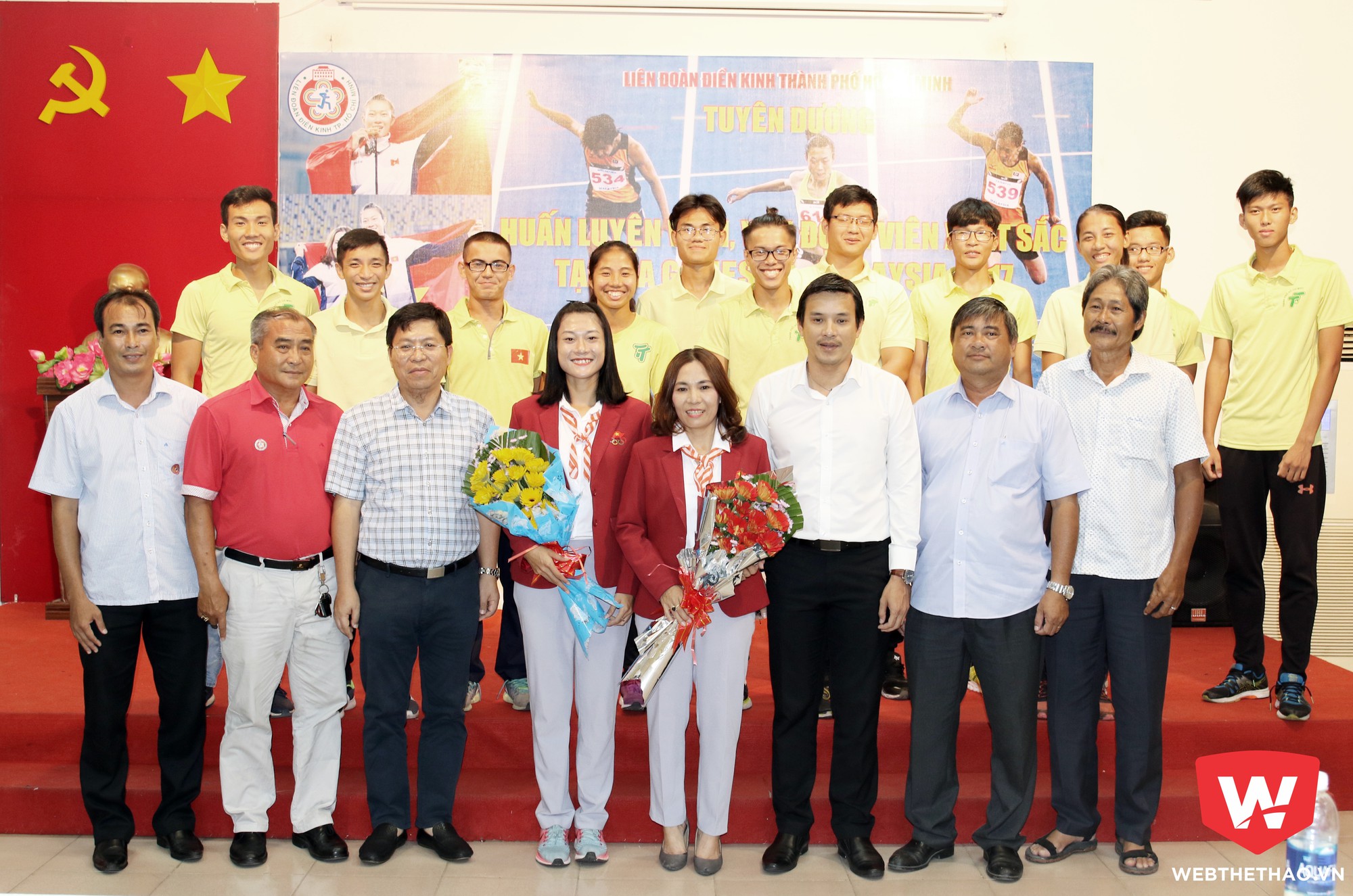 Lễ mừng c&ocirc;ng cho c&ocirc; tr&ograve; HLV Thanh Hương v&agrave; VĐV Mộng Tuyền. Ảnh: Văn Nh&acirc;n