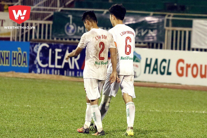 Xu&acirc;n Trường v&agrave; Văn Sơn đ&atilde; đ&aacute; hỏng phạt đền. Ảnh: Văn Nh&acirc;n