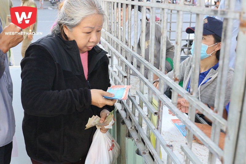 B&agrave; cụ lặn lội từ TP.HCM xuống cần Thơ xem ĐTVN thi đấu. Ảnh: Văn Nh&acirc;n