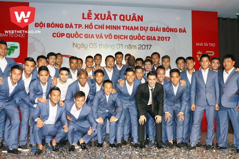 Quyền chủ tịch L&ecirc; C&ocirc;ng Vinh v&agrave; to&agrave;n đội TP.HCM bảnh bao trong ng&agrave;y xuất qu&acirc;n. Ảnh: Văn Nh&acirc;n