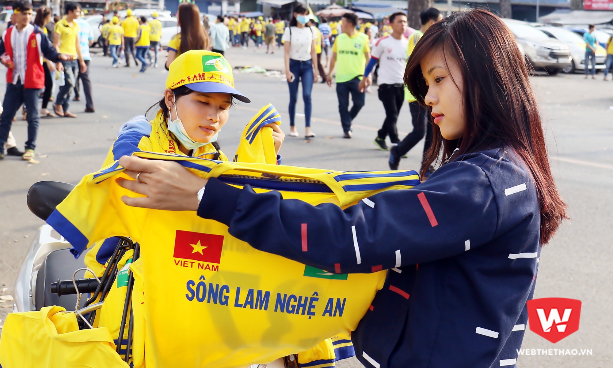 Người Nghệ b&aacute;n đồ trước giờ b&oacute;ng lăn. Ảnh: Văn Nh&acirc;n