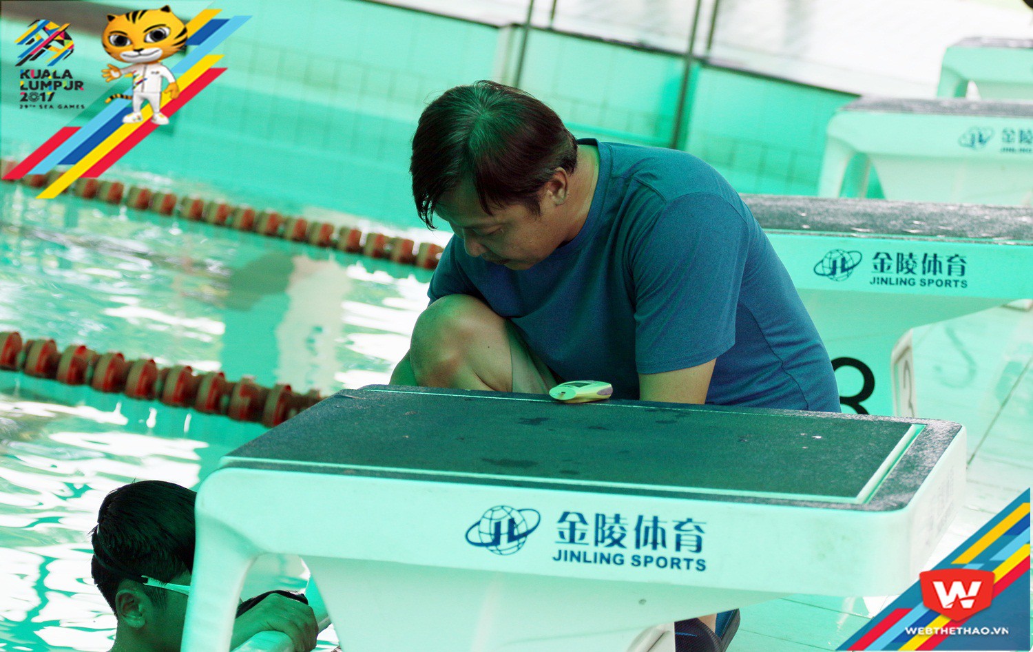 HLV Đặng Anh Tuấn chăm s&oacute;c Kim Sơn sau cuộc thi. Ảnh: Văn Nh&acirc;n