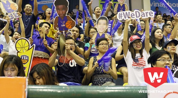 Niềm vui của fans Hanoi Buffaloes. Ảnh: Văn Nh&acirc;n