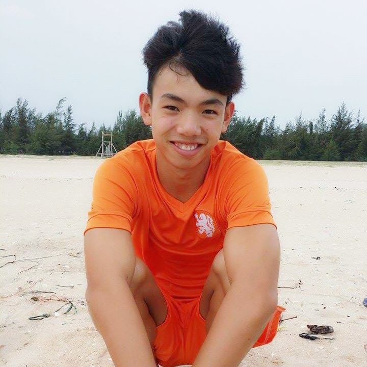 Huy Hoàng đam mê bơi từ nhỏ nhờ lặn rong nuôi cá. Huy Hoàng đam mê bơi từ nhỏ nhờ lặn rong nuôi cá.
