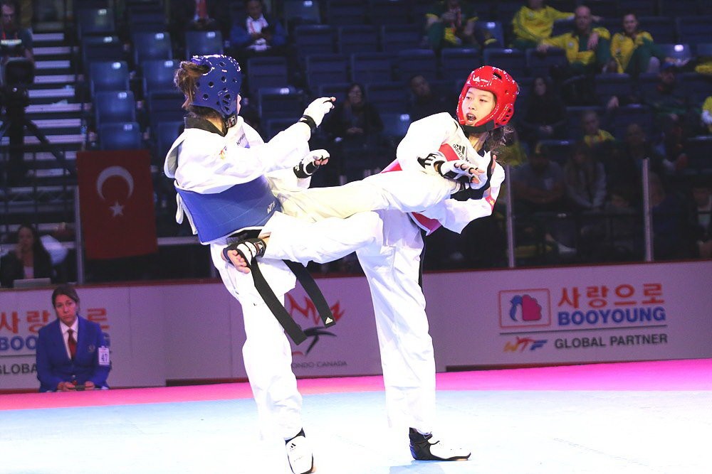 Hồ Thị Tuyết Ngân (bên phải) sẽ không dự SEA Games 29 vì chưa đủ tuổi. Ảnh: WTF Hồ Thị Tuyết Ngân (bên phải) sẽ không dự SEA Games 29 vì chưa đủ tuổi. Ảnh: WTF