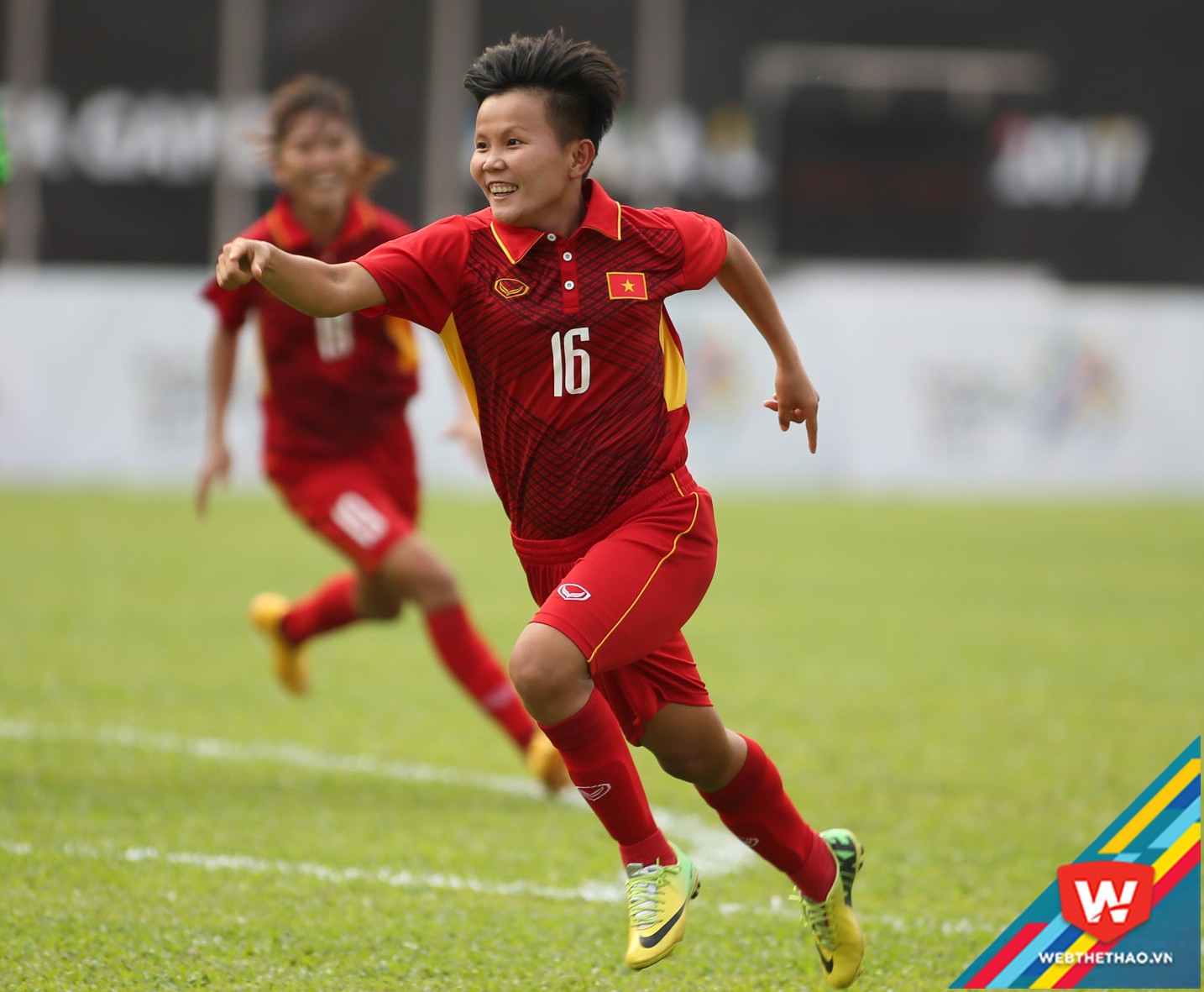 B&iacute;ch Th&ugrave;y ghi b&agrave;n thắng tuyệt đẹp cho tuyển nữ Việt Nam. Ảnh:D.A