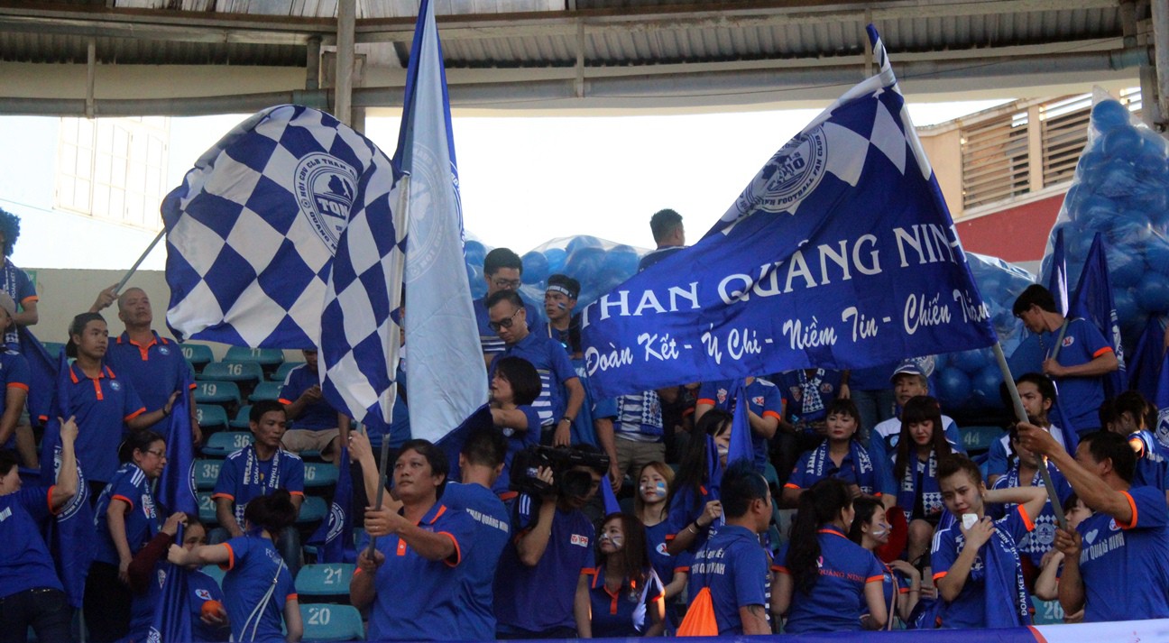 Hơn 100 CĐV đất Mỏ chào mừng GĐKT Phan Thanh Hùng