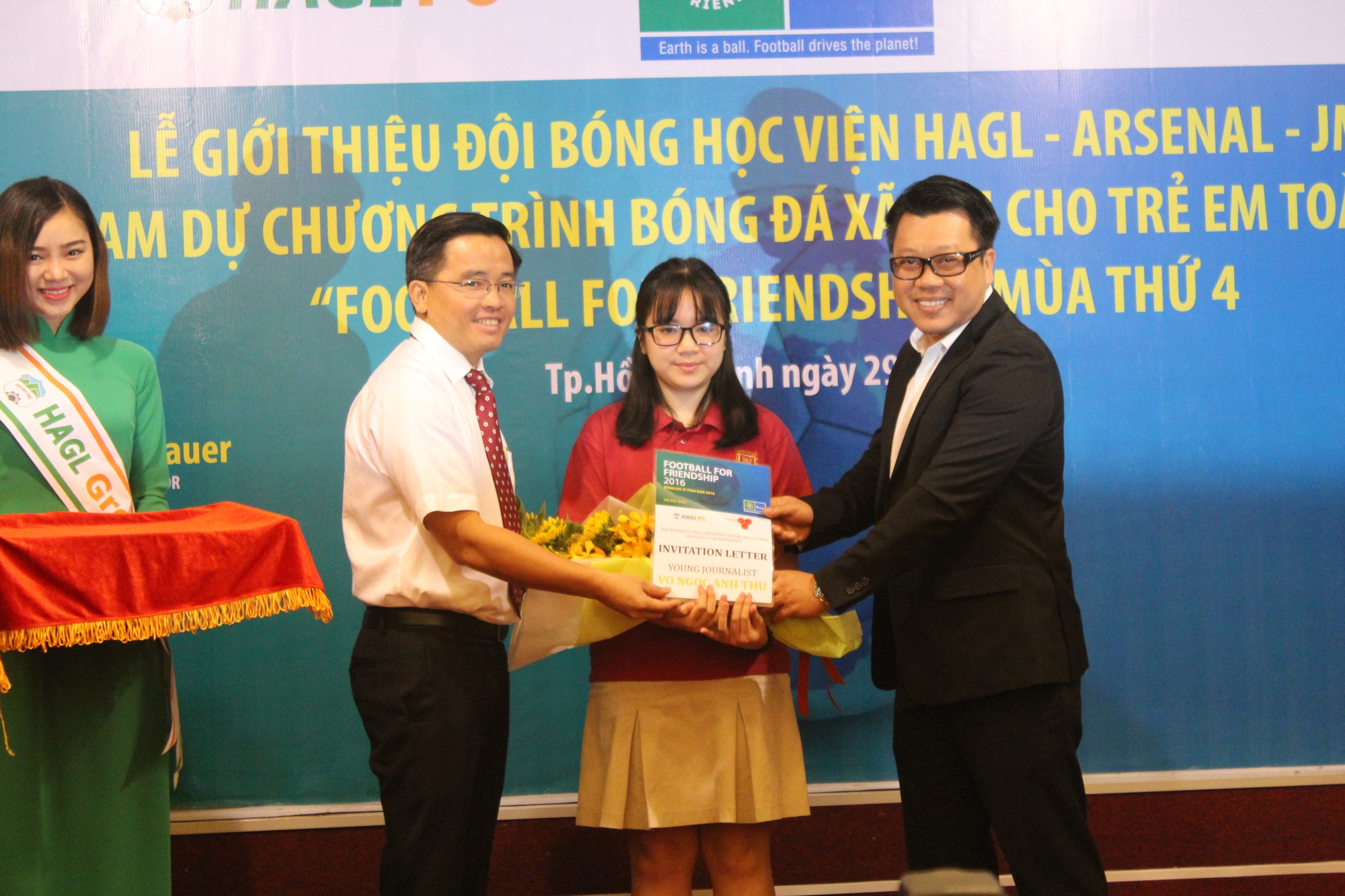 PV nh&iacute; Anh Thư sẽ đồng h&agrave;nh c&ugrave;ng c&aacute;c cầu thủ nh&iacute; HA.GL. Ảnh: VĂN NH&Acirc;N