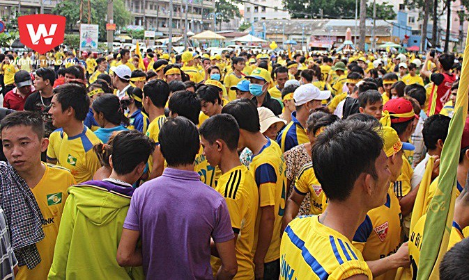 Người Nghệ k&eacute;o về s&acirc;n Thống Nhất hồi năm ngo&aacute;i. Ảnh: Văn Nh&acirc;n