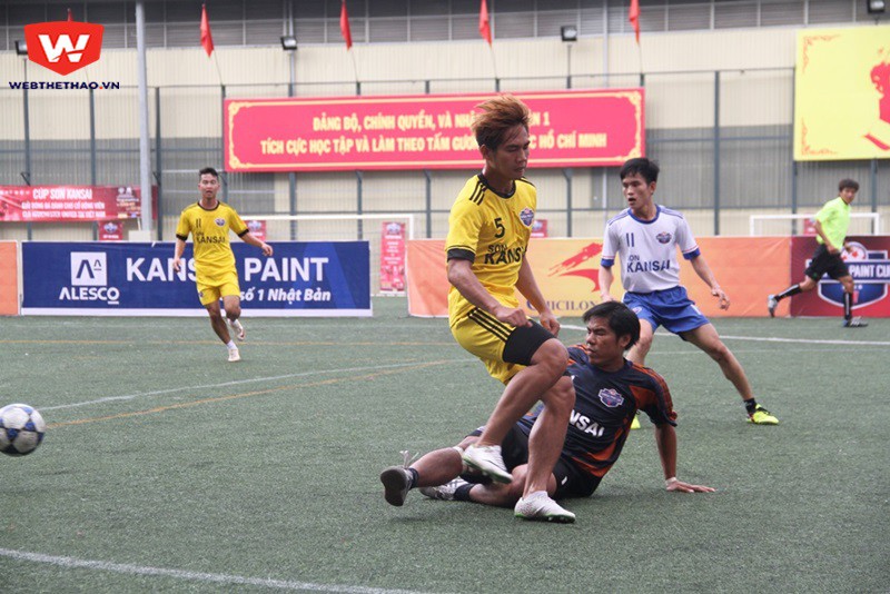 Long Giang thi đấu đầy kh&aacute;t vọng trong từng pha b&oacute;ng. Ảnh Duy B&ugrave;i
