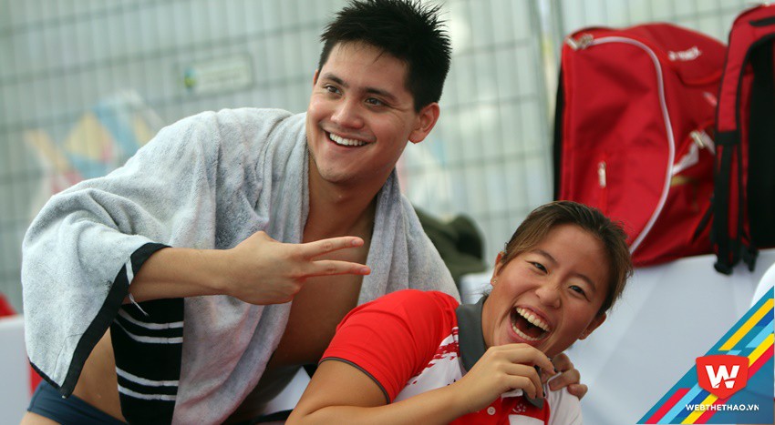 Ánh Viên và Joseph Schooling vui đùa trước giờ đua tranh HCV