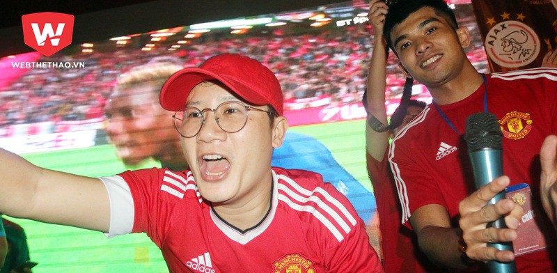 Ca sỹ Hoàng Bách và CĐV Man Utd tại Việt Nam "phát điên" mừng chức VĐ Europa League